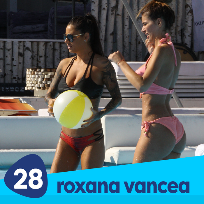 Roxana Vancea, sexy și jucăușă la plajă