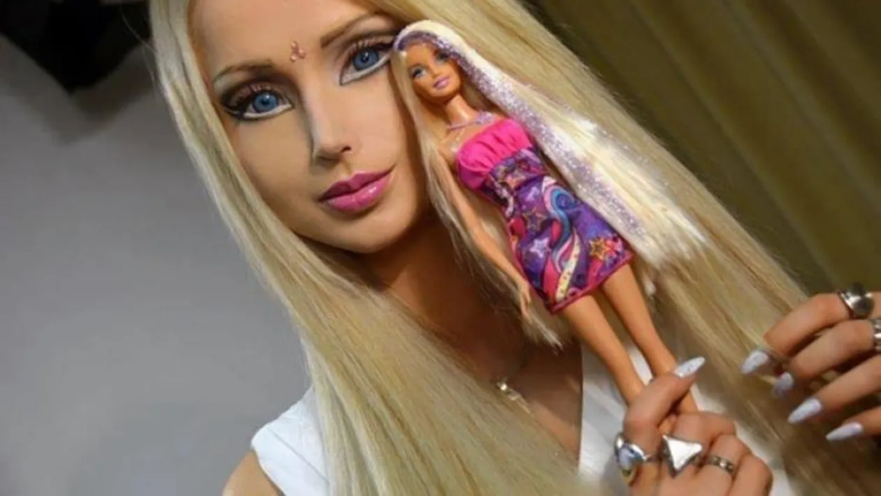 V-o mai amintiţi pe „păpuşa umană“ BARBIE? A ajuns să fie de nerecunoscut după ce a renunţat la...