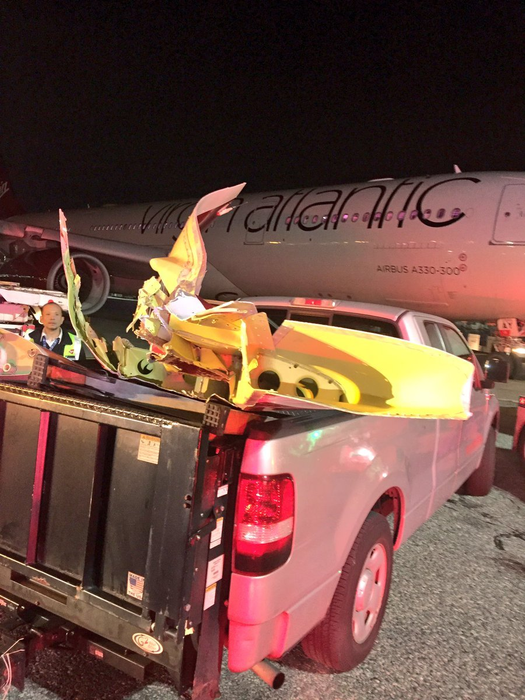 Pasagerii au trecut prin clipe de groază atunci când avionul era pe punctul să decoleze! Momentul în care s-a ciocnit de un alt aparat de zbor a devenit viral