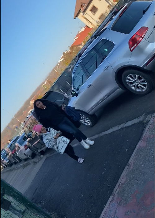 Laurette și Selena discută în drumul către mașină
