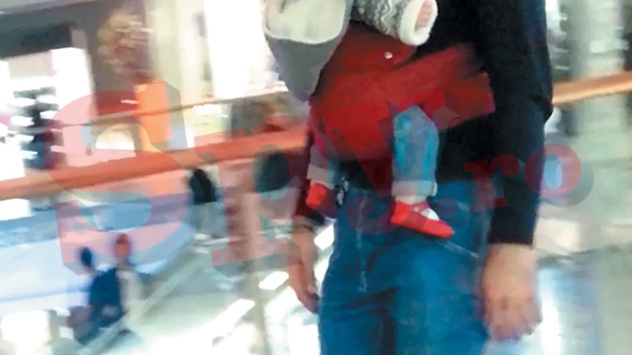 Sotul unei cunoscute prezentatoare s-a dus cu fetita la pisoar! A intrat, s-a privit in oglinda si...