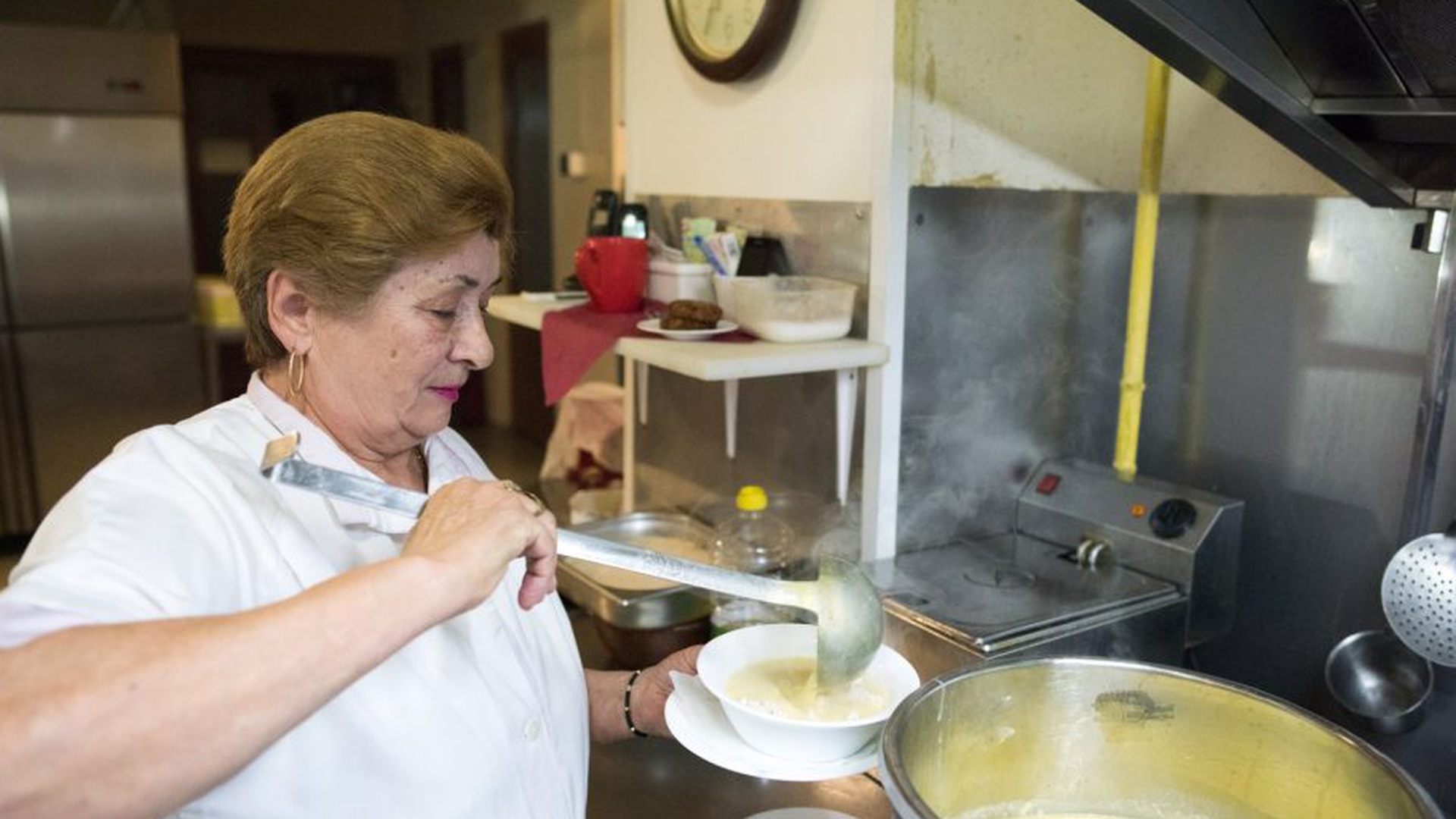 Ea este „mama ciorbei rădăuţene“! Cum arată femeia care a inventat cea mai cunoscută ciorbă. Reţeta originală e şi acum un secret bine păzit