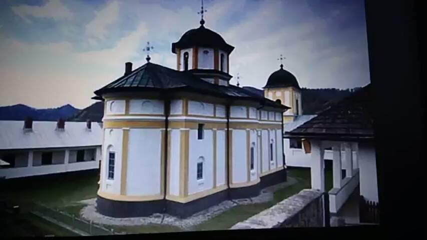 Semn divin în plină pandemie de coronavirus! Plânge icoana Maicii Domnului cu Pruncul Iisus Hristos de la Mănăstirea Frăsinei | FOTO