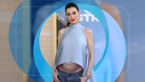 Anne Hathaway, acuzată că poartă o burtă falsă de gravidă. Cum a răspuns actrița după ce teoria a devenit virală pe internet
