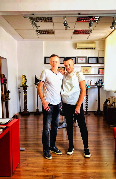 Răzvan Ciobanu, surprins în timp ce mănâncă deasupra unui bărbat gol pușcă. Imaginea a ajuns pe Internet