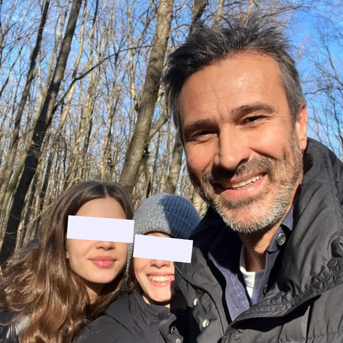 Recunoști tânărul din imagine?! Azi e unul dintre cei mai apreciați chefi din România