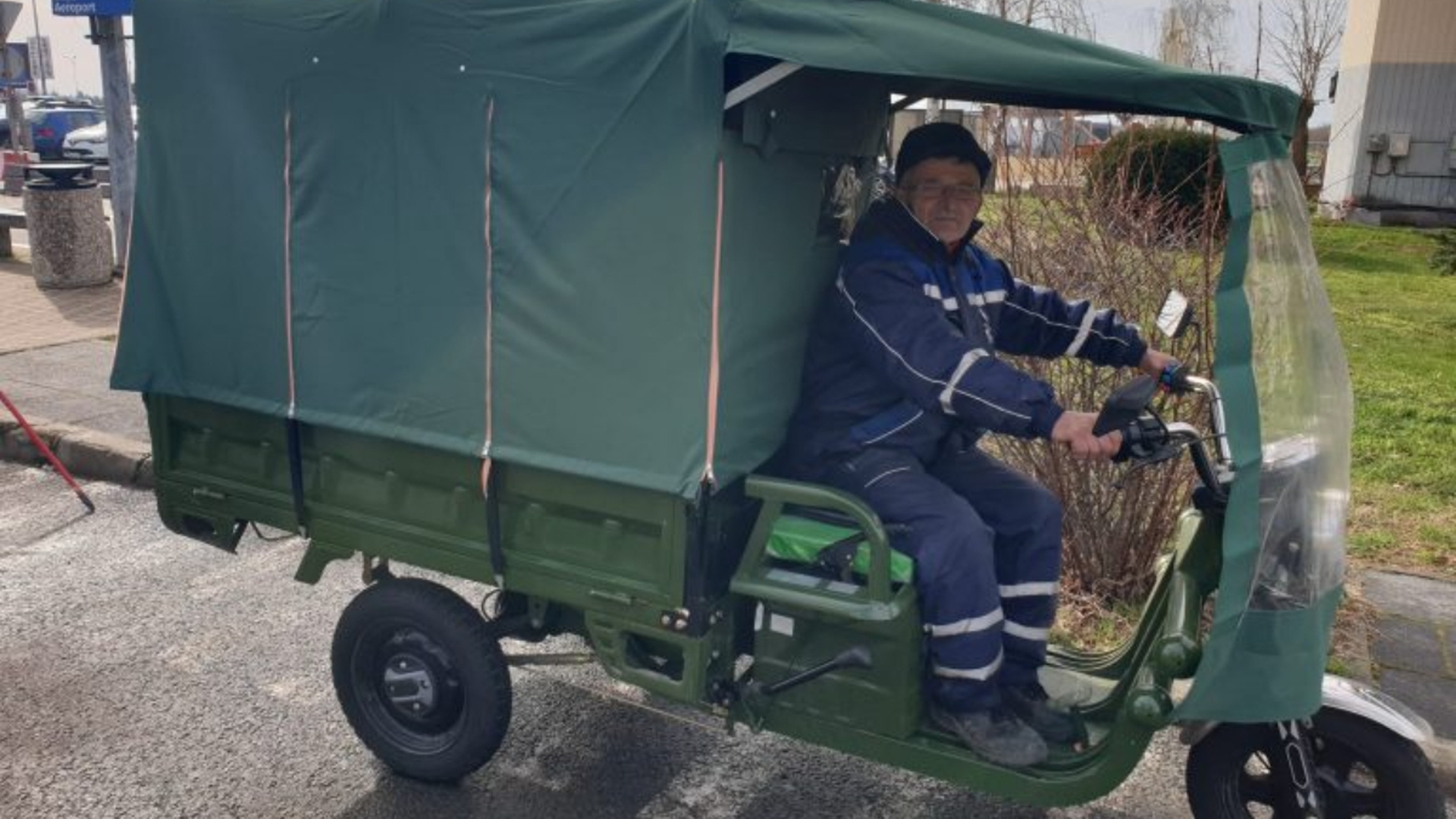 Moș Toma, în vârstă de 70 de ani, face zilnic naveta 40 de kilometri, să strângă gunoaiele din parcarea Aeroportului din Timișoara. Se mândrește cu munca lui: „Nu-i un lucru urât”