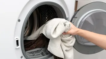 Ingredientul banal care te ajută să scoți prosoapele mai curate și mai moi din mașina de spălat. Nu e oțetul
