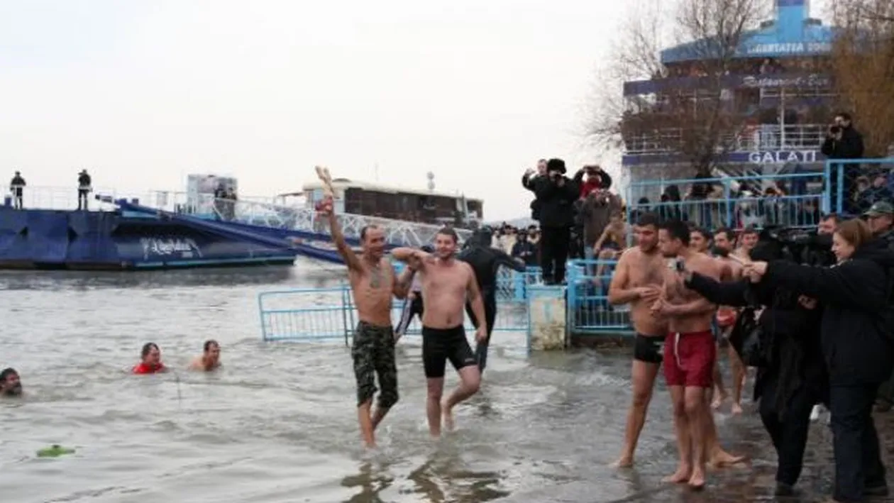 17 bărbați s-au aruncat în Dunăre, la Galați, după crucea sfințită de Bobotează