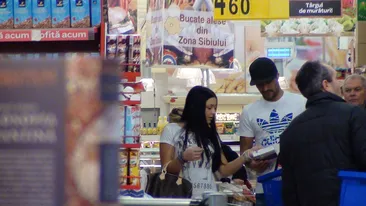 Fotbalistul Geraldo Alves isi pune iubita la slabit! Vezi cu ce o hraneste ca sa devina mai supla!