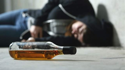 Doi copii de 14 și 16 ani, în pragul comei alcoolice la spitalul din Iași! Au băut votcă și whisky. Medicii sunt în alertă