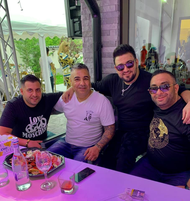 FOTO | Cum este îmbrăcat Emi Pian la priveghi. Florin Salam a cântat în genunchi la căpătâiul liderului Duduienilor