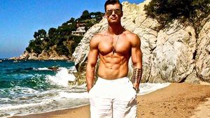 BOGDAN VLĂDĂU, ipostaze incendiare pe plajă, împreună cu... DOUĂ bombe sexy!