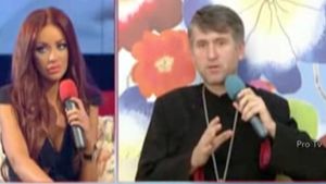 Replica dură a preotului CRISTIAN POMOHACI pentru... BIANCA DRĂGUŞANU! Nu s-a ferit, deşi era în public, şi i-a spus-o verde-n faţă! Cum a reacţionat vedeta: "Nu cred că..."