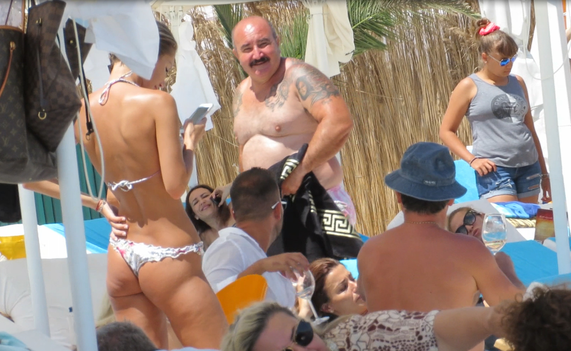 Nuţu le zâmbeşte, amabil, celor de pe plajă