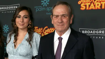 Apelul care ridică semne de întrebare după moartea fiicei lui Tommy Lee Jones. Tânăra ar fi prezentat „modificări de culoare”