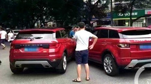 Acesta e accidentul rutier al anului! Nimeni nu s-ar fi aşteptat vreodată ca un Range Rover să se ciocnească chiar cu replica sa chinezească!