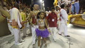 FOTO Mini-regina carnavalului n-a rezistat presiunii