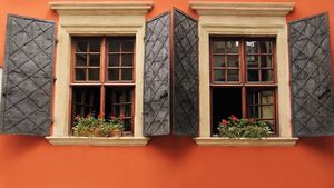 Geamul casei dă către curtea vecinului? Ce riscă cei care nu respectă distanța legală