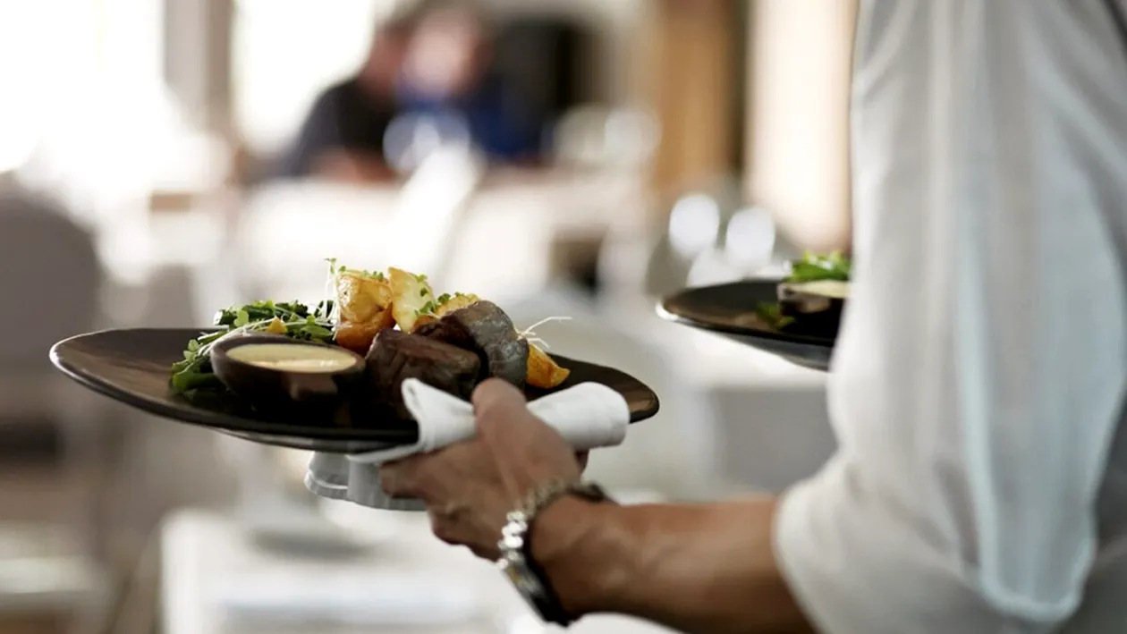 Ce salariu i s-a oferit unui tânăr din Cluj, ca ospătar într-un restaurant. Când a auzit suma, s-a ridicat și a plecat