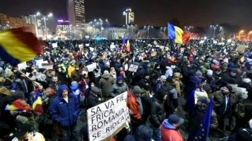 Mitingul diasporei! Mii de oameni protestează în marile oraşe ale ţării, strigând ”Ieșiți din casă, dacă vă pasă”