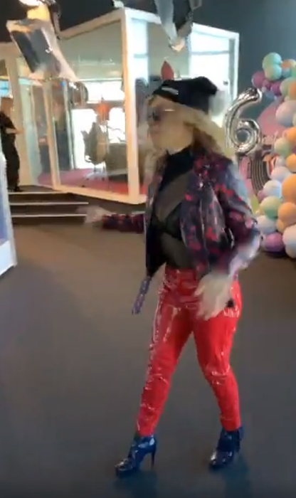Loredana Groza, apariție neașteptată la o emisiune de la radio! Ce mesaj avea scris pe căciula
