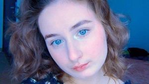 „Bogdan avea 19 ani. Iubea viaţa şi o trăia cu pasiune”. Katia şi-a pierdut iubitul, la numai 15 zile după ce s-a înrolat în armată