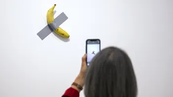 „Comedian”, celebra banană lipită cu bandă adezivă de Maurizio Cattelan, a fost furată dintr-o expoziție din Franța