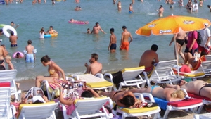 VIDEO Scandal la Eforie Nord! Operatorul unei plaje private a extins zona de sezlonguri si ii ameninta pe turisti