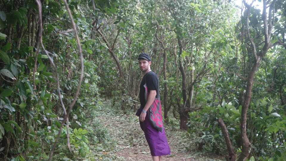 Randi s-a imbracat in fusta in vacanta. Si, culmea, nu este in Scotia, ci in Bali!
