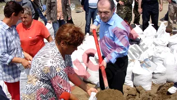 VIDEO Se lupta cu inundatiile! Boc a pus mana pe lopata la Sendreni!