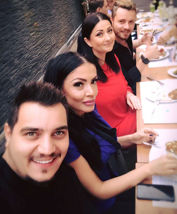 Bursucu și-a botezat aseară fetița! Cum s-a îmbrăcat Andreea, iubită prezentatorului de la Kanal D