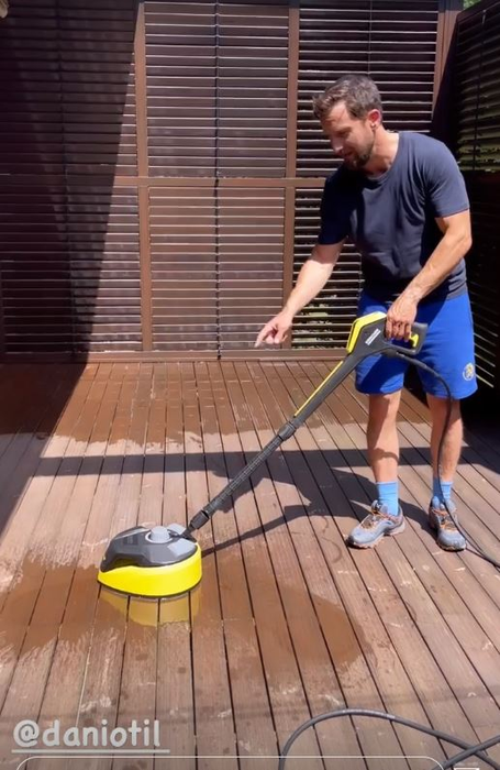 Dani Oțil a trecut la munca de jos: “Te-ai căsătorit, stai în genunchi”. Gabriela Prisăcariu a filmat amuzată momentele | FOTO