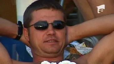 VIDEO Ce pofticioasa e! Adelina savureaza frisca si fructele de pe corpul unui concurent de pe Vaporul iubirii!