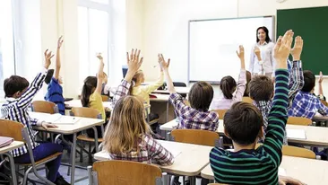 Veste excelentă pentru elevi și profesori. Ce ar urma să le asigure Ministerul Educației. Proiectul a trecut de Parlament