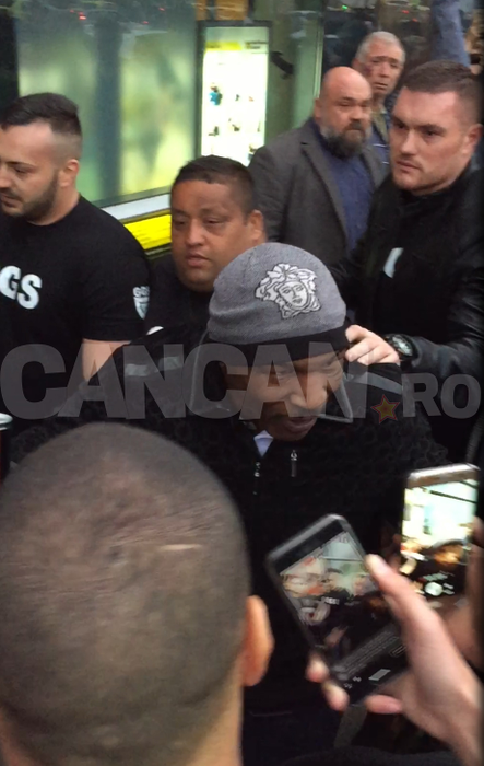 MIKE TYSON, păzit mai ceva ca un şef de stat! Din coloana oficială au făcut parte un Rolls Royce şi un Cadillac! Imagini realizate în această seară, în Bucureşti