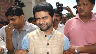 Este milionar, casatorit cu o romanca si isi coordona afacerile din inchisoare. Vezi despre cine este vorba