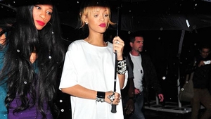 Rihanna, intr-o tinuta spectaculoasa pe strazile Londrei. Uite cat de misto sunt cizmele pe care le-a purtat