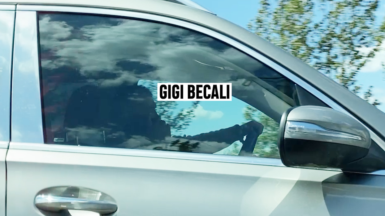 Gigi Becali se îndreaptă spre locuința din Pipera