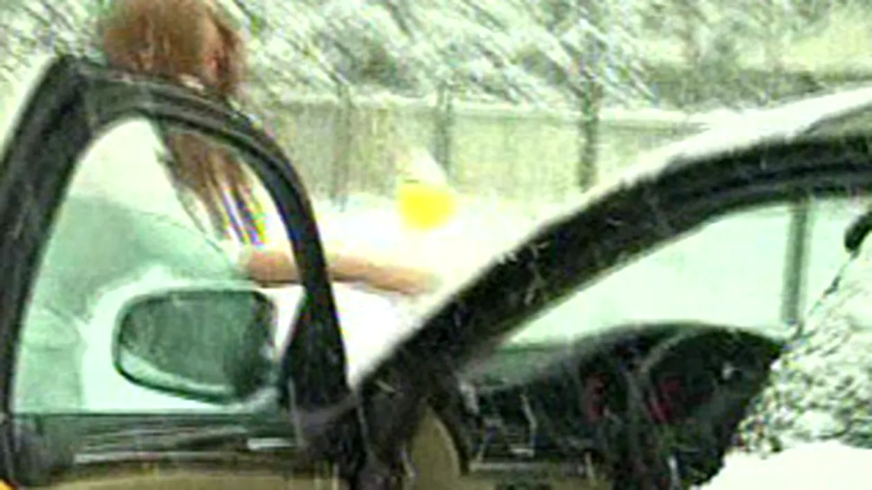 VIDEO Cum arata Bianca Dragusanu inzapezita! A dat zapada de pe masina cu mana, incaltata cu tocuri si a cazut in fund! Vezi ce planuri are de Valentine's Day!