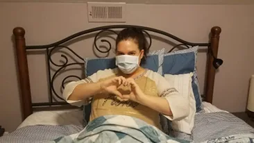 Tânăra din imagine a fost diagnosticată cu noul coronavirus, deși nu a ieșit deloc din casă 3 săptămâni. Cum s-a infectat