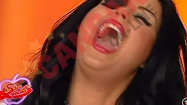 VIDEO Uite cum se prostesc Daniela Crudu si Dan Capatos, incercand sa manance biscuiti!