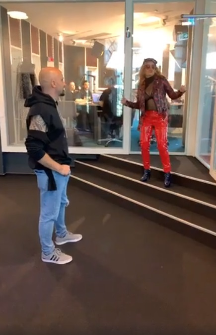 Loredana Groza, apariție neașteptată la o emisiune de la radio! Ce mesaj avea scris pe căciula