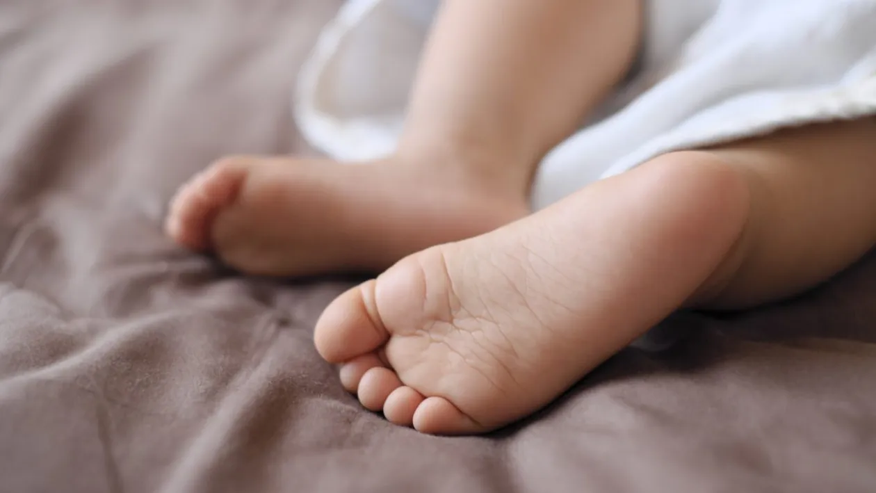 Descoperire șocantă într-o benzinărie din București. Nou-născut, găsit fără suflare în baie