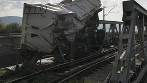 Accident pe calea ferată în județul Bacău. Locomotiva și un vagon al unui tren de persoane au deraiat, după impactul cu un camion