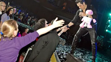 Stefan Banica este iubit de fani prea mult! Unei admiratoare i-a scapat mana intre picioarele artistului!