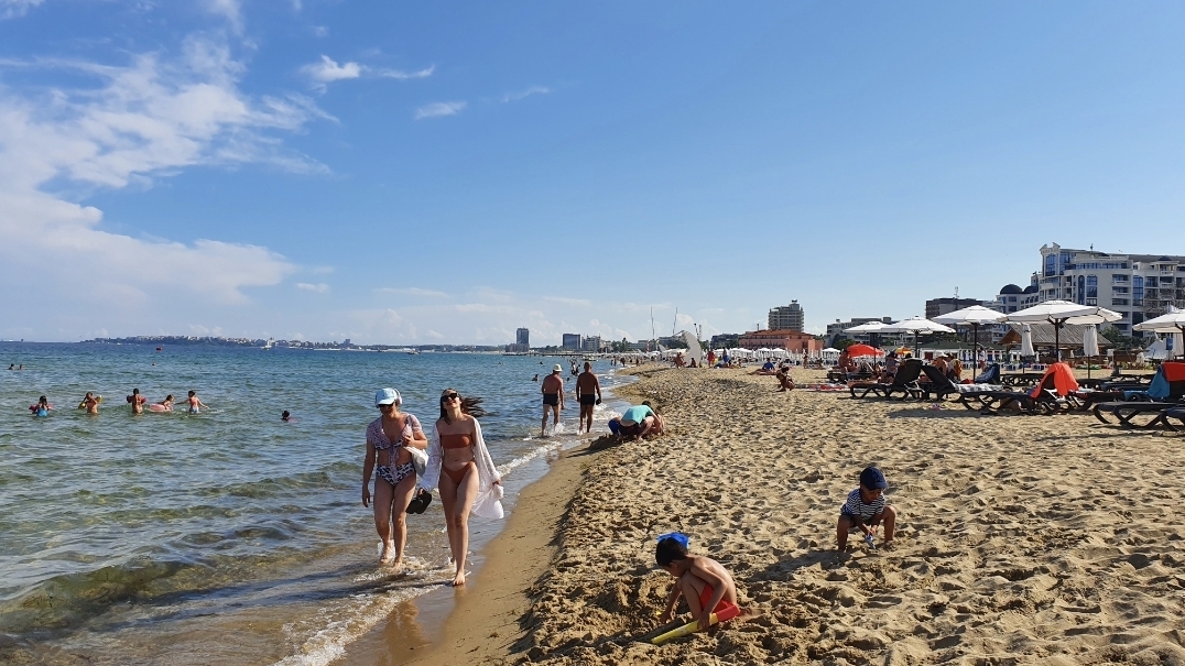Momente de panică pe o plajă bulgărească iubită de români. Ce au descoperit în apa mării i-a pus pe fugă pe turiști