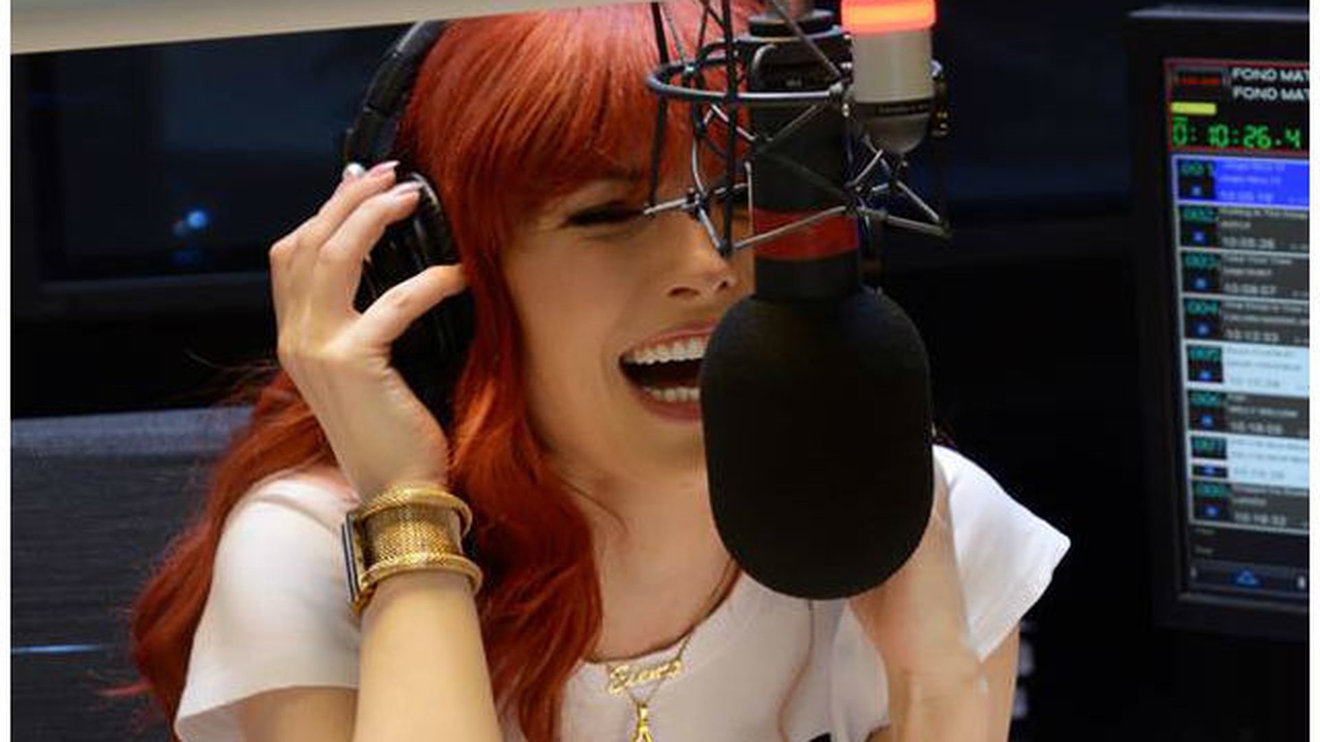 ELENA GHEORGHE l-a urcat pe masă pe ANDREI GHEORGHE! Imagini cu realizatorul radio dansând machedoneste 