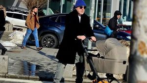 Răzvan Exarhu a devenit tătic la 56 de ani! Prima imagine cu bebelușul