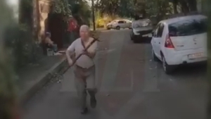 Scene de groază în Iași. Un bărbat a atacat cu furca un părinte care a încercat să apere niște copii